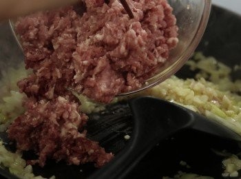 step2: 用蒜頭及乾蔥粒起鑊, 放入己醃好的免治肉略炒到轉色