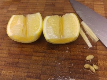 step4: 檸檬切頭切尾唔要(可留雪櫃僻味), 垂直切檸檬除去中間芯, 同時挑走果核。