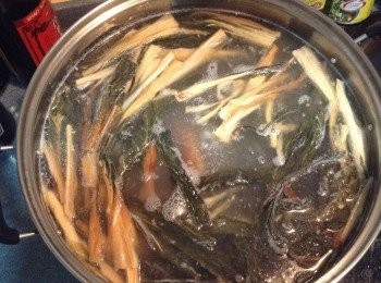 step4: 清水放入大鍋內煮滾, 下白米、豬骨、菜乾、陳腎用大火滾5分鐘 ，改用中慢火煲約40分鐘成粥底 。