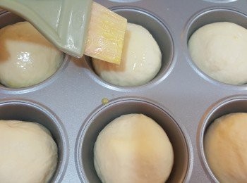 step6: 水波爐以180度預熱，在包面掃上少許蛋液，將包放入水波爐焗10-12分鐘即可。