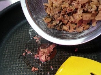 step6: 用少許油起鑊,先爆香南乳,再落梅菜及菜甫炒香