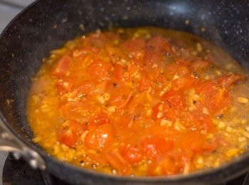 step6: 繼續多煮大約4分鐘，加入150毫升清水，繼續煮