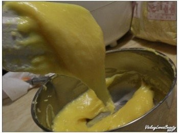 step5: 至於加的量，就是取決於拿起刮刀時，麵糊會慢慢任呈倒三角形的方式落下