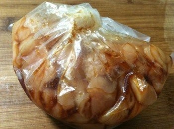 step4: <a href="https://bit.ly/3EZL8dD" target="_blank" data-keyword="雞胸" class="guide-link"><strong>雞胸</strong></a> <span style="display:inline-block;vertical-align:middle;margin-top:-3px;color:initial;border-radius:3px;padding:2px 3px;font-size:12px;line-height:14px;background:#87d300;color:#fff;">即買</span> 肉切成雞丁後，放入透明塑膠袋裡，倒入穀盛壽喜燒【醃肉用】，將塑膠袋搖一搖、搓一搓，使壽喜燒均勻沾附在雞丁上後，靜置備用。