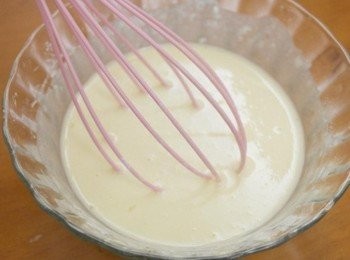 step3: 打入雞蛋並且拌勻。