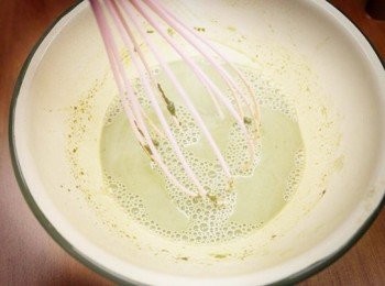 step3: 倒入牛奶一起攪拌均勻。