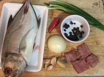 step1: 魚洗乾淨後擦乾，在魚身抹上少許的鹽；蔥、薑、蒜、辣椒、洋蔥洗淨備用。
