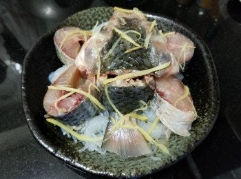 step7: 將烏頭斬件放上面，少少薑絲