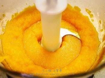 step2: 用叉把南瓜壓成蓉/用食物處理器攪蓉，放涼。