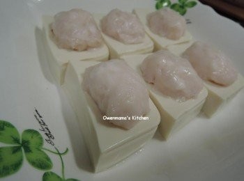 step1: 豆腐切成６件，　用小匙在頂部挖去小許（約２ｍｍ深）成一個茶匙般大小的橢圓形淺洞。