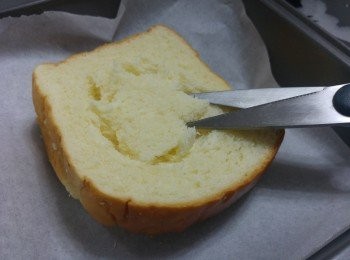 step1: 用較剪在厚切麵包中心剪數下， 再用手小心撕去麵包， 形成一個圓洞（小心不要弄穿底部）