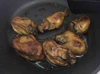 step8: 由於加了蜜糖，<span class="group_2">汁料</span>較濃及重身, 加入金蠔快炒勻，讓每隻金蠔沾上<span class="group_2">汁料</span>完成