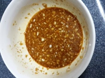 step2: 蒜頭洗淨，去衣，剁成蒜蓉，然後加入調味料撈勻