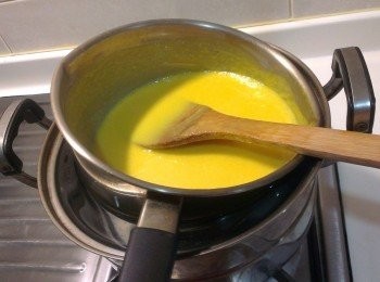step10: 用隔水加熱方式將蛋黃液體倒入芒果泥內快速拌勻