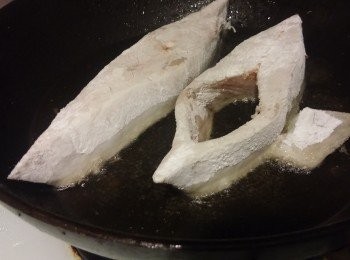 step3: 爆香薑片後落魚,用半煎炸炸脆魚身,一般炸兩次會脆啲。