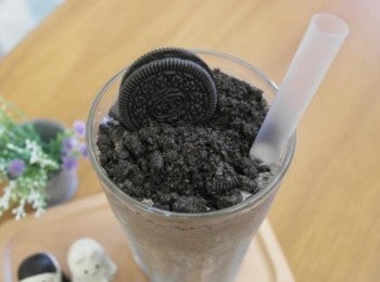 step5: 一邊喝著光泉鮮乳和香草冰淇淋打成的奶昔~~真濃郁的奶香味!!還吃的到oreo餅乾~~真是小確幸呀!!