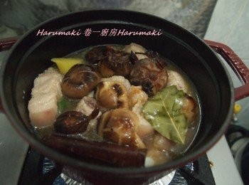 step3: 倒進清湯, 花菇, 桂皮, 八角, 蠔油, 上蓋慢火煮20分鐘.
豬腩肉煮20分鐘後熄火焗20分鐘