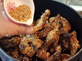 step8: 最後灑上芝麻即可。