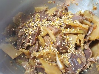 step6: 最後灑上芝麻拌勻即可 。