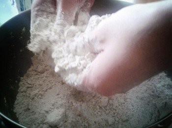 step1: 用2湯匙水，2茶匙紅糖及酵母拌勻，靜置十分鐘。在大碗內下麵粉，鹽及牛油（切小塊），用手擠碎牛油，與麵粉拌勻