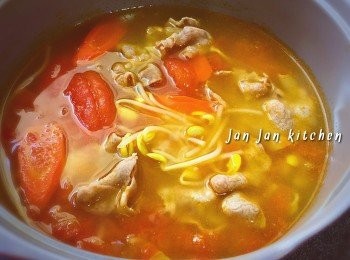 step1: 豆芽浸洗，剪去根部。甘荀切薄片。蕃茄浸洗，用刀去皮，將兩個蕃茄切小粒，其餘兩個切件。下點油爆香薑片，下蕃茄粒及甘荀片炒香，加入蕃茄件炒勻，下清雞湯及水煮15分鐘，加入豆芽煮3分鐘，最後加入已灼熟的豚肉片即可。豚肉先灼熟才放入，湯會比較清。