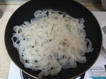step4: 蒟蒻河粉洗淨後瀝乾，放入鍋中乾煎至表面乾燥。