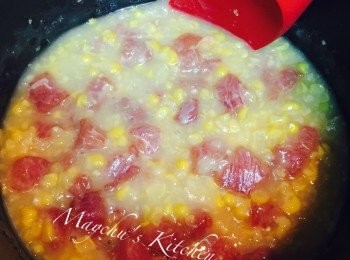 step2: 燒熱白鑊加入一整罐罐頭忌廉粟米 (Sweet corn cream style)煮沸，無需加水。加入肉丁，慢慢攪拌至肉丁煮熟。加鹽和胡椒調味，最後慢慢拌入蛋花，煮沸即成。