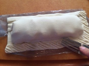 step5: 並將酥皮蓋上三文魚，用叉輕輕壓實四邊，包成一個酥皮盒。