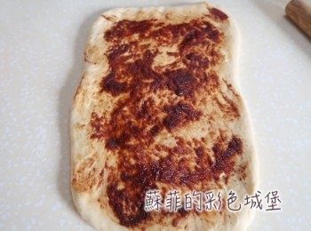 step9: 塗上<span class="group_2">黑糖肉桂餡料</span>。