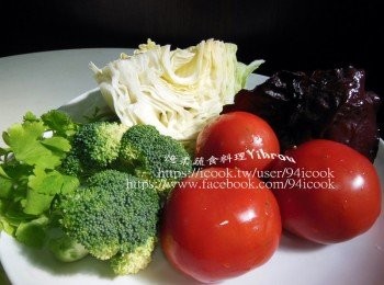 step1: <span class="group_2">材料</span>洗淨瀝乾.青花菜川燙熟備用