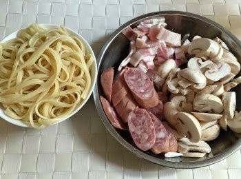 step1: 先烚好扁意粉，另將所有材料落鑊煎香備用；