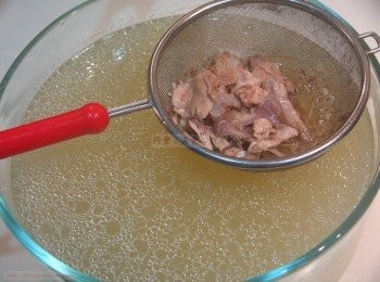 step3: 將雞湯盛出，把雞骨和其他雜質過濾，備用。