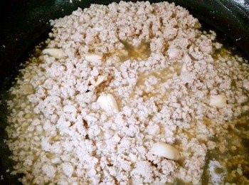 step1: 起油鍋蒜末爆香後倒入豬絞肉炒散加入醬油,白胡椒粉及少許水煨煮一下