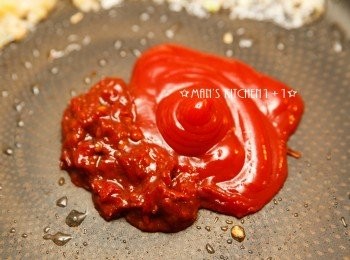 step4: 接著將辣豆瓣醬與番茄醬下鍋炒出香氣。