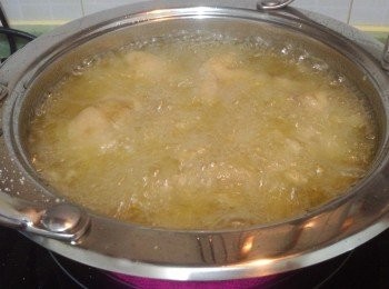 step3: 用中火把雞腿肉炸至金黄浮起後用篩瀝乾多餘的油，再放回油煱內轉大火炸1分鐘(這樣可以迫出炸物的油份使口感更香脆)然後瀝乾油份。