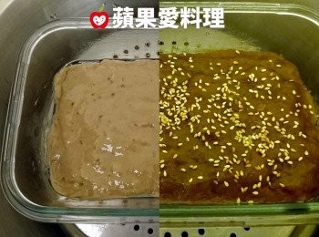 step7: 電鍋蒸熟：將保鮮盒置入電鍋，外鍋放1杯水蒸煮。電鍋跳起後，打開鍋蓋，趁熱灑上白芝麻。