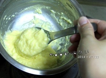 step2: 攪拌好的材料放上瓦斯爐以小火慢慢烹煮
一邊煮要一邊不時地攪動以免鍋底沾粘
煮至<span class="group_1">食材</span>收水且成為黏稠狀即可離火

※ 建議可以稍微煮乾一點，因為隨後還要加進檸檬汁與奶油。