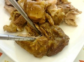 step5: 熄火燜1-2個小時，待涼後切片裝盤，最後淋上少許滷汁灑些香菜即可。