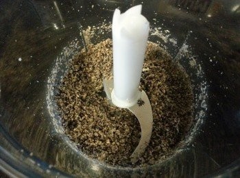 step1: 將黑白芝麻及核桃研磨成粉