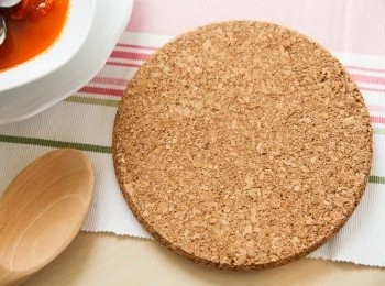 step11: 有了軟木的隔熱墊就不用擔心過熱的料理弄傷桌面了。