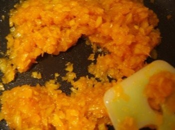 step5: 煮到半乾時要經常反吓佢以免痴底