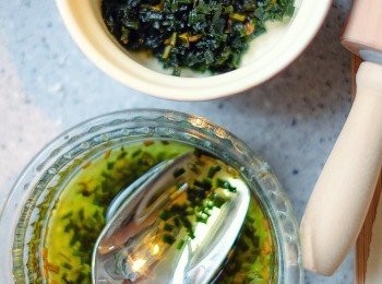 step3: 1/3蔥粒用橄欖油慢火炸至乾身，蔥和油略分為2小碗