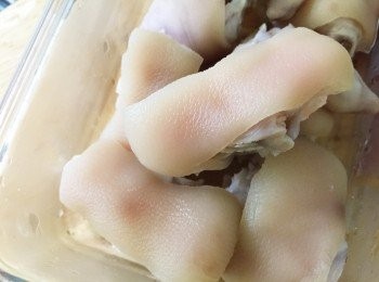 step2: 豬腳洗淨，滾水加薑、米酒川燙後，用冷水洗去浮渣，用刀輕刮豬皮，刮去角質，或有餘毛，也要拔乾淨呀~(買超市盒裝豬腳除毛除的挺乾淨)