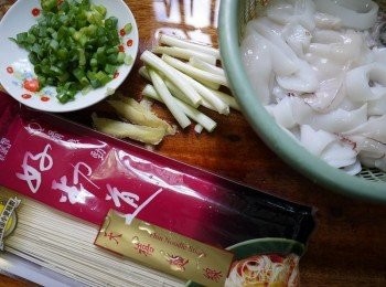 step1: 蔥綠切末、蔥白切段，透抽切適當大小，2小片薑片