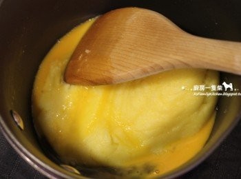 step6: 麵團放涼到手摸不燙的程度，將雞蛋液分4~5次慢慢加入，每回加入都要攪拌均勻後再加。