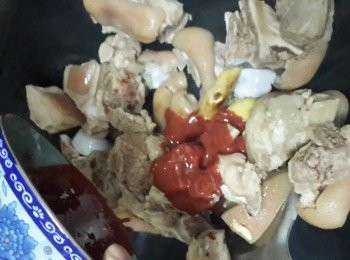 step3: 放入猪手炒至干身，再倒入南乳醬炒香