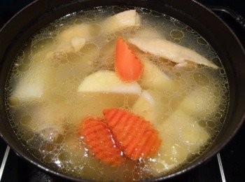 step6: 加入胡蘿蔔塊繼續煮15分鐘。