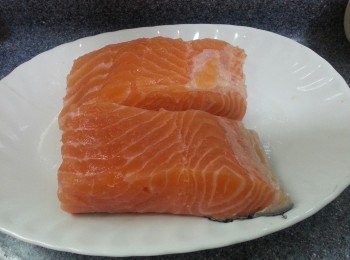 step1: 把鮭魚洗淨，切成一人份量的大小。