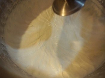 step2: 將冰凍的淡忌廉倒在一個乾淨(無水無油)的盆中，用電動打蛋器用高速打至7成企身。 即是有紋路出現，反轉過來不會掉下，呈流動性但質地不是太硬實(詳情可以看教學片)。把煉乳加入打好的淡忌廉拌匀。(如不是即時用先放入雪櫃)把打好的淡忌廉倒入唧袋中，封好。剪一個0.5厘米的圓孔。