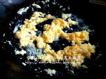 step3: 將一半份量蛋液放入鑊中拌勻炒成蛋粒 , 加入冷飯